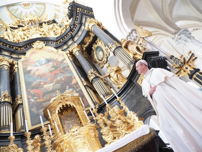 Abt Pius vor dem Altar